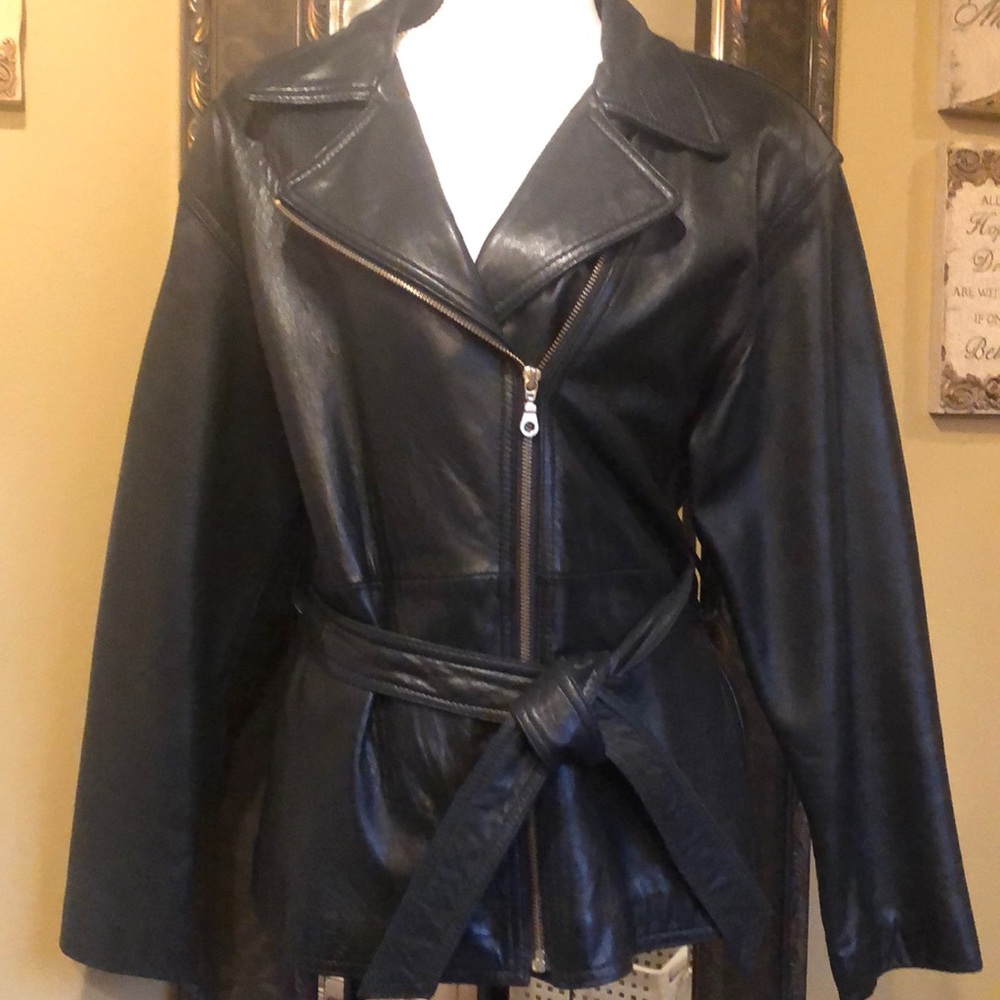REDUCED•BEAUTIFUL BLACK LEATHER JACKET